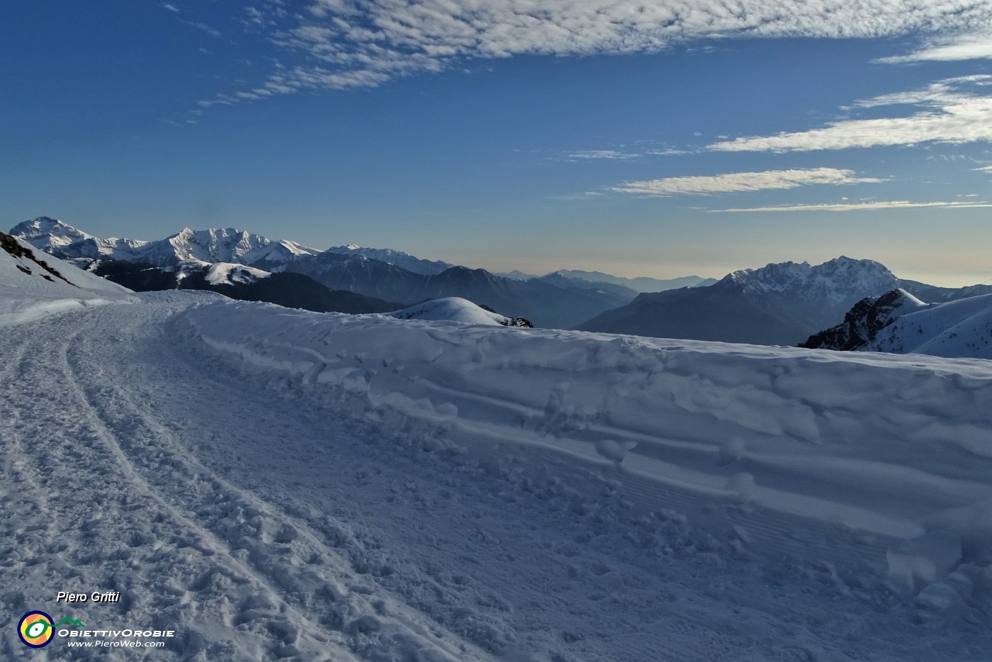77 In discesa percorro la strada n. 48 con neve battuta dalle motoslitte.JPG